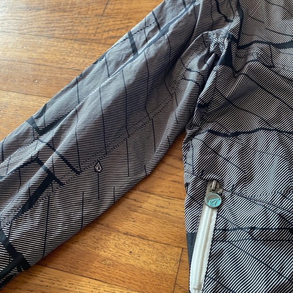 Volcom Transition Performance Driven Streetwear Hooded Windbreaker Size Medium - Picture 10 of 17
